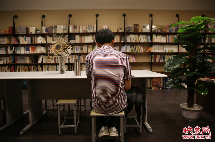 5月23日晚，鄭州一家24小時(shí)（周五、周六）書店?duì)I業(yè)。慕名而來的客人在看書。