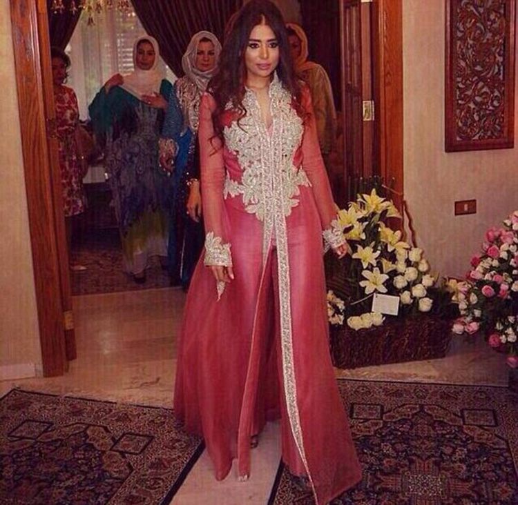 薩達(dá)姆外孫女婚前單身派對(duì)照片曝光 美艷動(dòng)人 薩達(dá)姆外孫女婚前單身派對(duì)照片曝光 美艷動(dòng)人