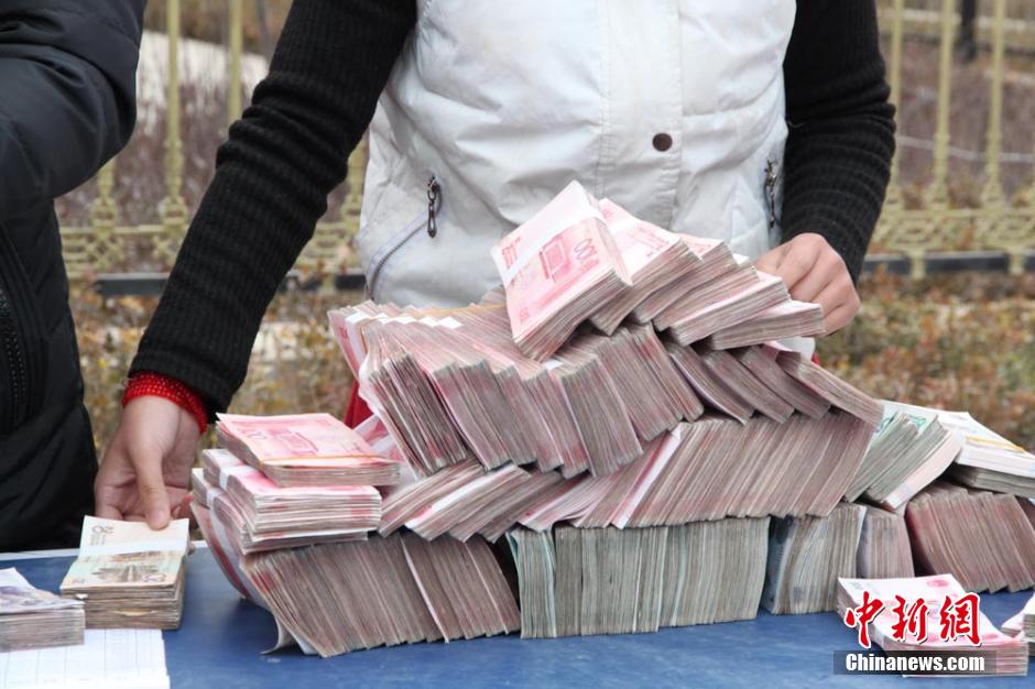 甘肅山村一支書發(fā)百萬(wàn)分紅現(xiàn)金 激勵(lì)全村農(nóng)民致富
